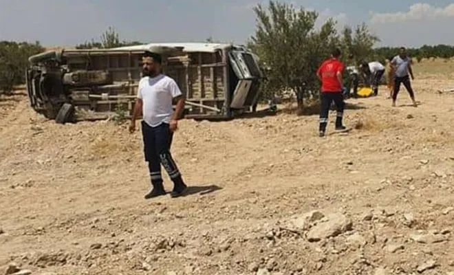 Lastiği patlayan yolcu minibüsü devrildi: 4 yaralı