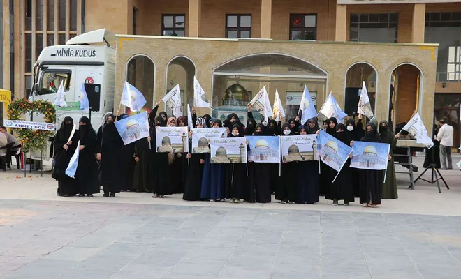 Minia Kudüs tırı yoğun ilgi gördü