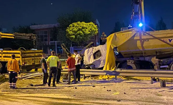 Kum yüklü kamyon devrildi: Bir ölü