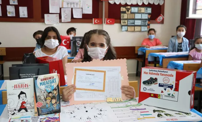 Öğrenciler karne almanın sevincini yaşadı