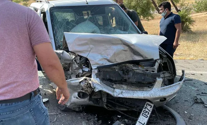 İki araç kafa kafaya çarpıştı; 3 ağır yaralı