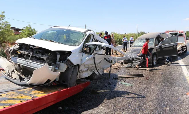 Gaziantep'te iki araç kafa kafaya çarpıştı: 2'si ağır 7 yaralı