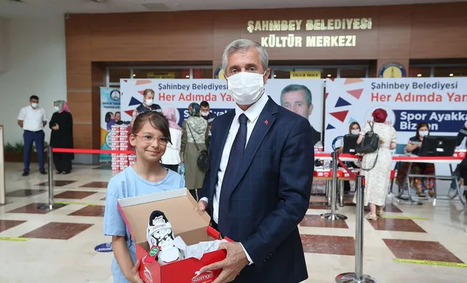 Öğrencilere spor ayakkabı dağıtımı devam ediyor