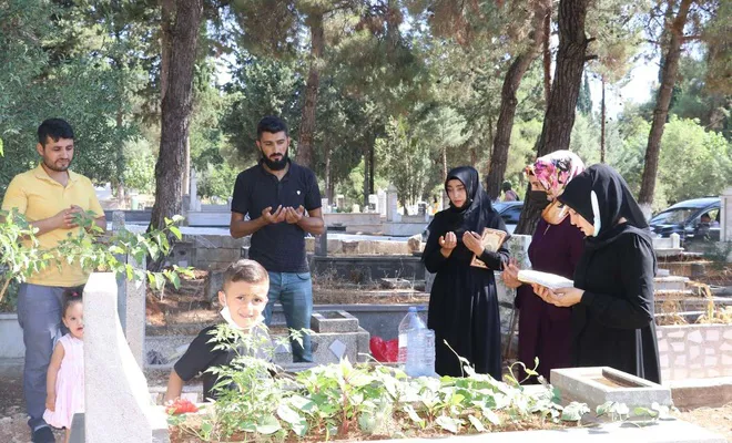 Arefe gününde mezarlık ziyaretleri unutulmadı