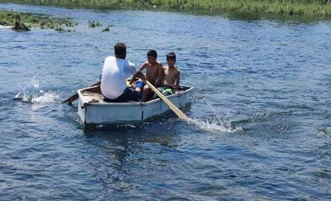 Boğulma tehlikesi geçiren babayı iki oğlu kurtardı