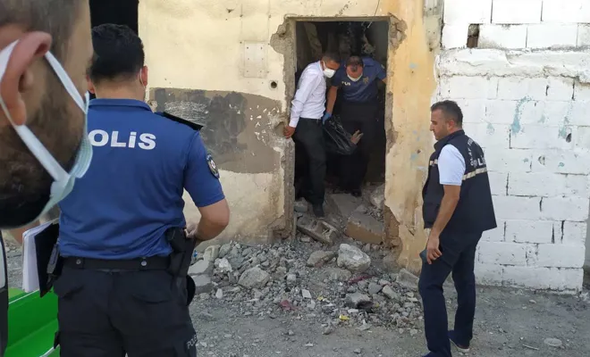 Metruk binada erkek cesedi bulundu