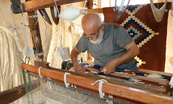 Baba mesleğinin yok olmaması için yıllar sonra tezgâh başına geçti