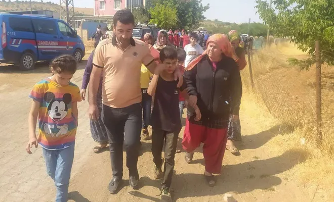 Kaybolan kardeşlerin ailesine kavuşma anı kamerada