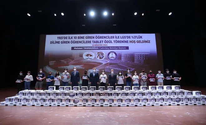 YKS ve LGS’de başarılı olan öğrenciler ödüllendirildi