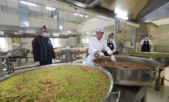 Şahinbey’de her gün 5 bin kişiye aşure dağıtılıyor