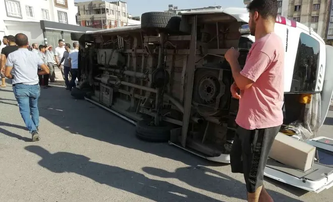 Kamyonet ile minibüs çarpıştı: Bir yaralı