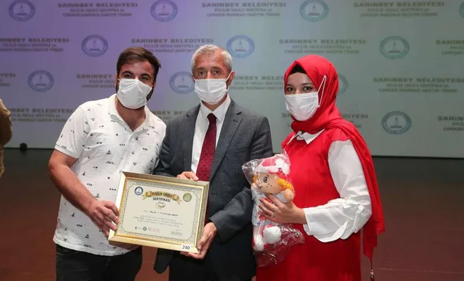 Evlilik Okulu mezunlarına sertifikaları verildi