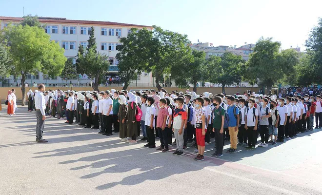 Öğrenciler okullarına kavuşmanın sevincini yaşadı