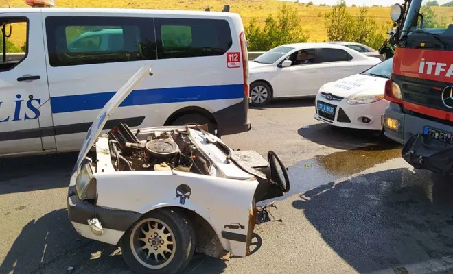 İpek yolunda otomobil ortadan ikiye bölündü: 2 ölü