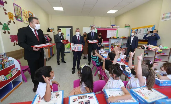 Şahinbey'de öğrencilere kitap ve boyama seti hediye edildi