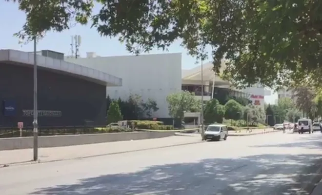 Alışveriş merkezi önünde şüpheli paket alarmı