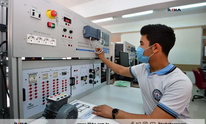 Meslek lisesinin çatısına güneş enerjisi santrali kuruldu