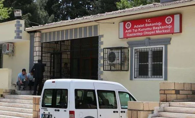 Motosikletiyle duvara çarpan genç hayatını kaybetti