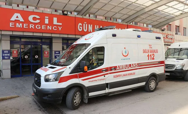 Minibüs ile otomobil çarpıştı: 2’si ağır 12 yaralı