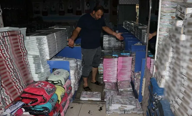 Patlayan kanalizasyon borusu nedeniyle iş yerlerini su bastı