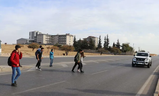 Öğrenciler “ölüm yolu” olan okul yoluna üst geçit istiyor