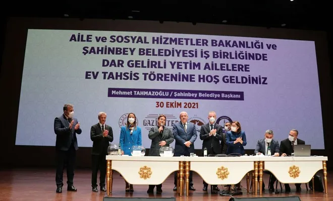 Dar gelirli yetim aileler için yaptırılan konutları teslim edildi