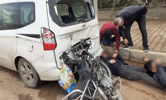 Motosiklet park halindeki araca çarptı: 2 yaralı