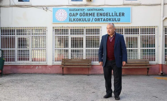 Ekrem öğretmen kendisi gibi görme engelli öğrencilerini geleceğe hazırlıyor