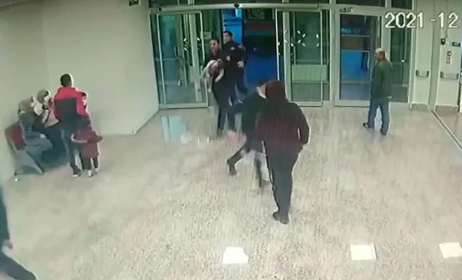 İtfaiyecilerin ilk yardımı bebeği ölümden kurtardı