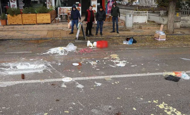 Esnaf dükkanındaki eşyaları sokağa atarak elektrik kesintilerine tepki gösterdi