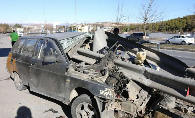 Gaziantep'te bariyere saplanan araçta sıkışan 2 kişi yaralandı