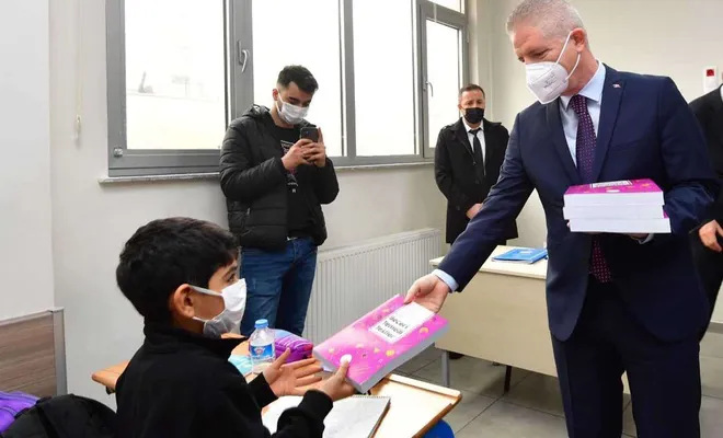 Gaziantep’te yardımcı kaynak kitap dağıtımına başlandı