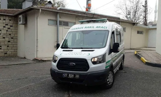 Tırın çarptığı motosikletin üzerindeki kadın hayatını kaybetti