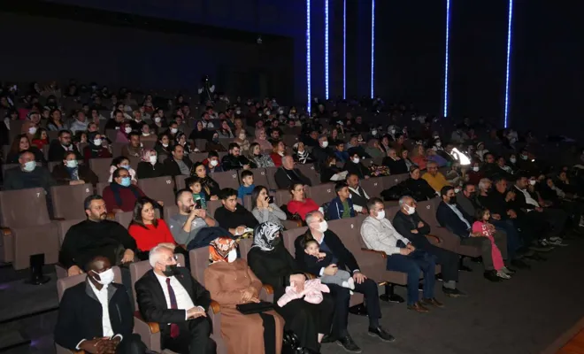 Gazeteciler tiyatro gösterisi ile stres attı