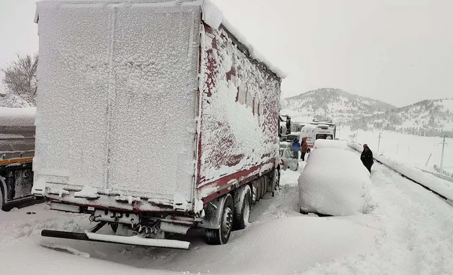 Gaziantep'te yoğun kar yağışı sebebiyle yüzlerce araç mahsur kaldı