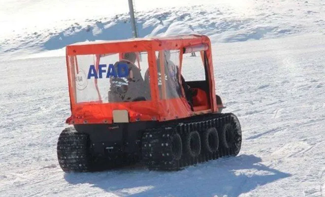 Yolda mahsur kalan hamile kadın amfibik araçla hastaneye götürüldü