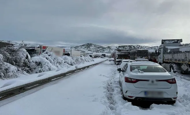 Düzensiz park eden araçlar çalışmaları olumsuz etkiliyor