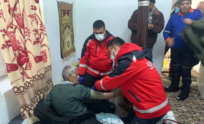 Yolu kardan kapalı mahalledeki hasta UMKE tarafından hastaneye ulaştırıldı