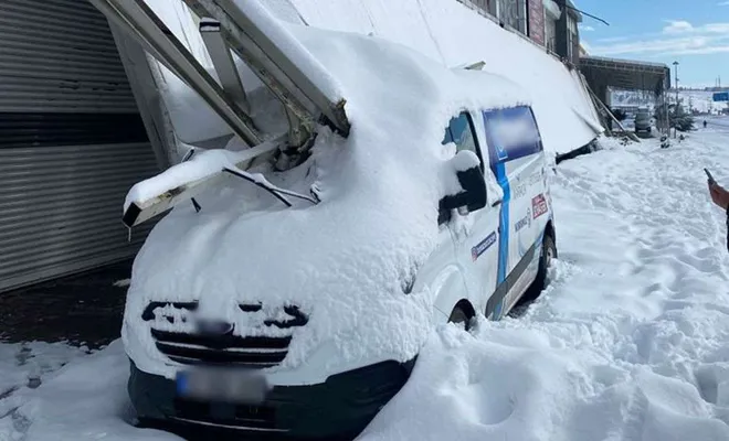 Çatılardaki kar ve buz kütleleri tehdit oluşturuyor