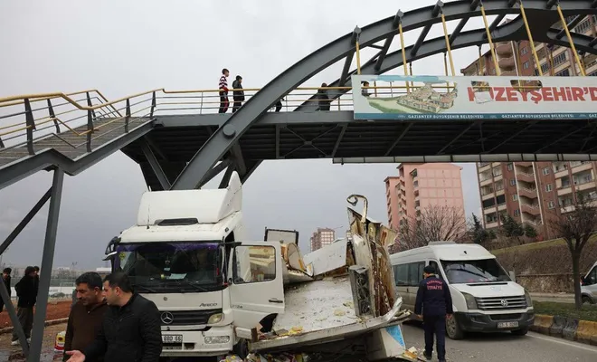 Gaziantep'te üst geçide takılan kamyon dorsesi otomobilin üzerine devrildi