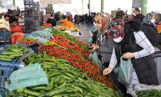 Semt pazarlarında esnaf satış yapamamaktan halk yüksek fiyatlardan şikayetçi