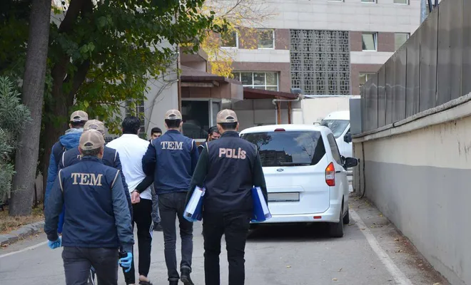 FETÖ operasyonunda 8 kişi yakalandı