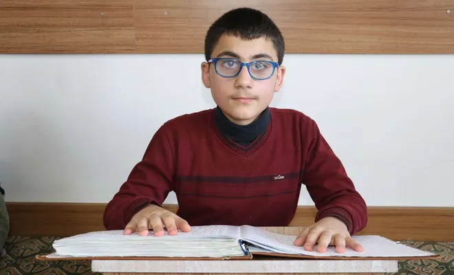 14 yaşındaki Kur'an aşığı Musab görme engeline rağmen hafızlığını tamamladı
