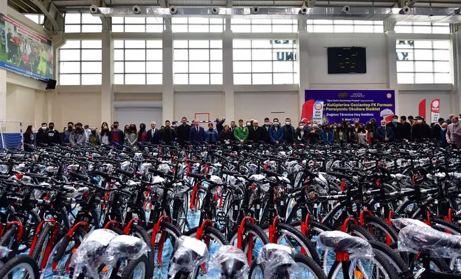 Gaziantep’te pansiyonda konaklayan öğrencilere bisiklet dağıtıldı
