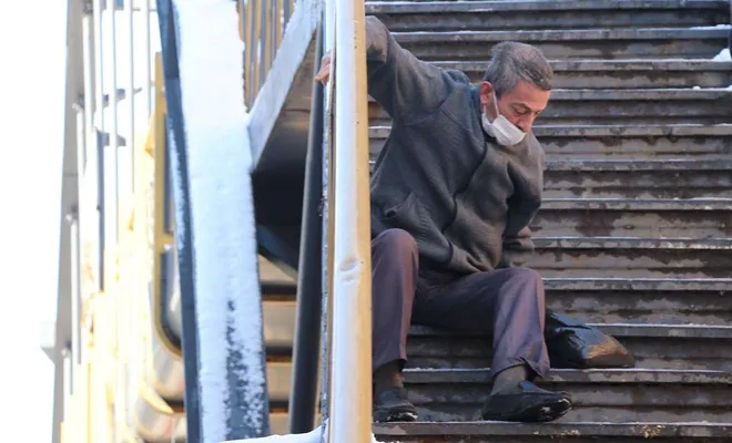 Gaziantep’te buz pistine dönen üst geçitte yayalar zor anlar yaşadı