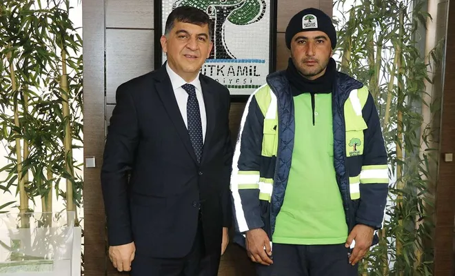 Çamurlu ayakkabısıyla markete girmeyen belediye işçisi altınla ödüllendirildi