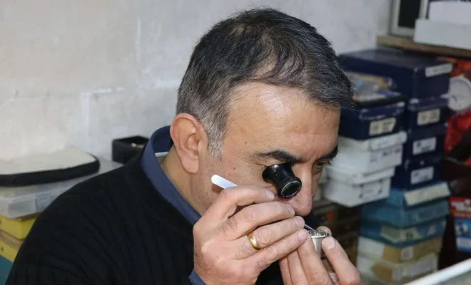 Yıllardır tarihe tanıklık etmiş saatleri tamir ediyor