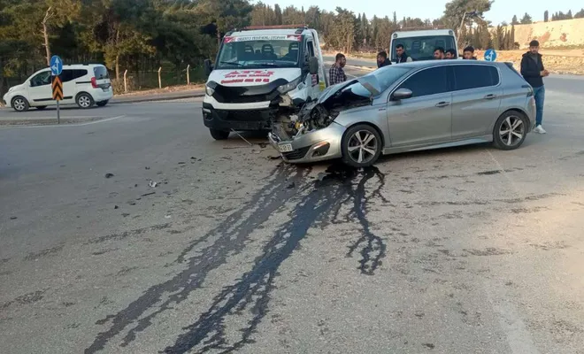 Çekici ile otomobil çarpıştı: Bir yaralı