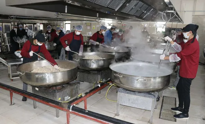 Aşçı adayı öğrenciler günde 20 bin kişi için yemek hazırlıyor