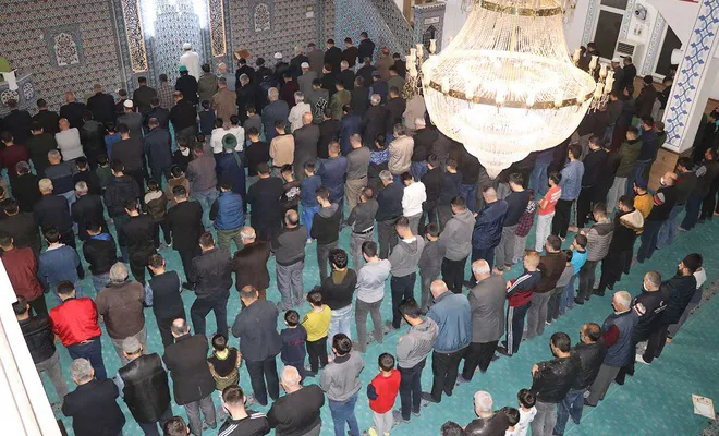 Gaziantep’te ilk teravih namazında camiler doldu